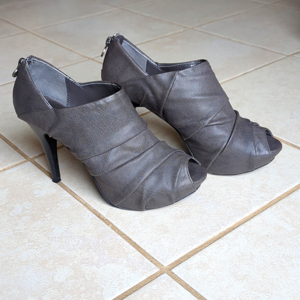 Simply Vera Vera Wang for Kohl's platform booties size 9.5